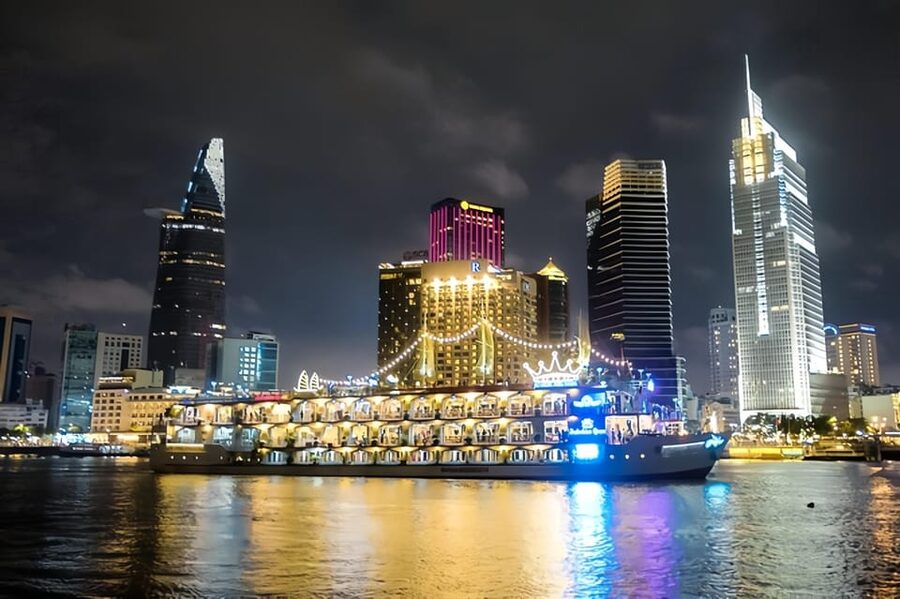 Saigon Dinner On Cruise Tour With Private Table - Guide support and language options