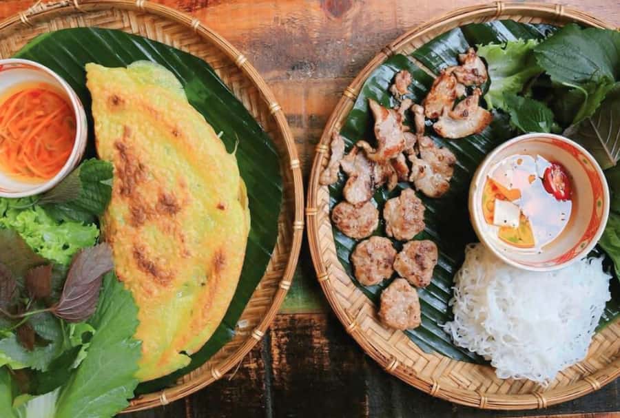 Saigon: Private Backstreets Walking Food Tour - First stop: Bún Bò Huế in District 1