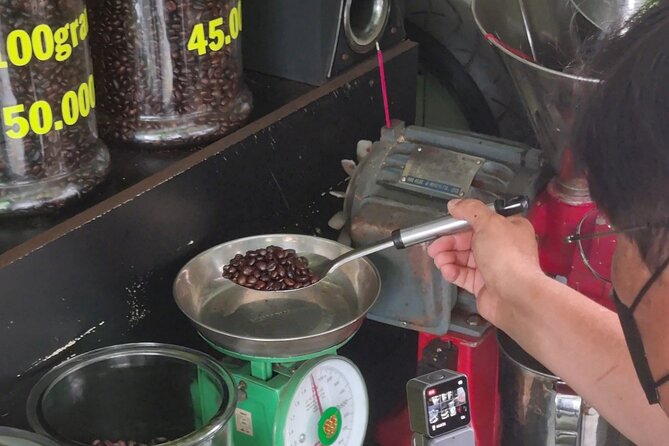 Saigon Private/Small Group Walking Food Tour with 13 Tastings - The guides and the human side of the walk
