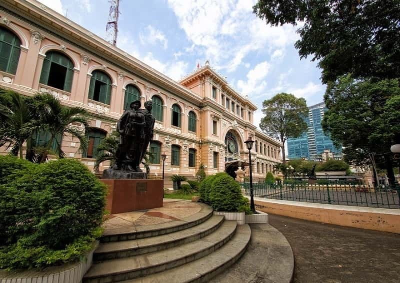 Small Group Tour: Ho Chi Minh City and Cu Chi Tunnels - Reunification Palace and the story of April 1975