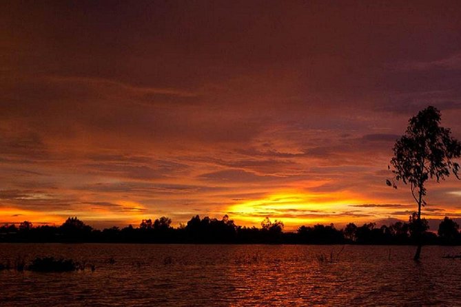 Sunset cruise and Saigon by night tour - 7:30 pm dinner with three possible settings