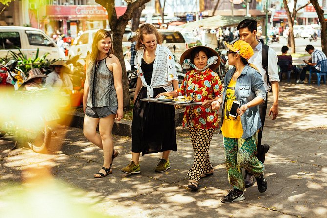 The 10 Tastings of Ho Chi Minh City With Locals: Private Street Food Tour - Turtle Lake and a glimpse of local leisure