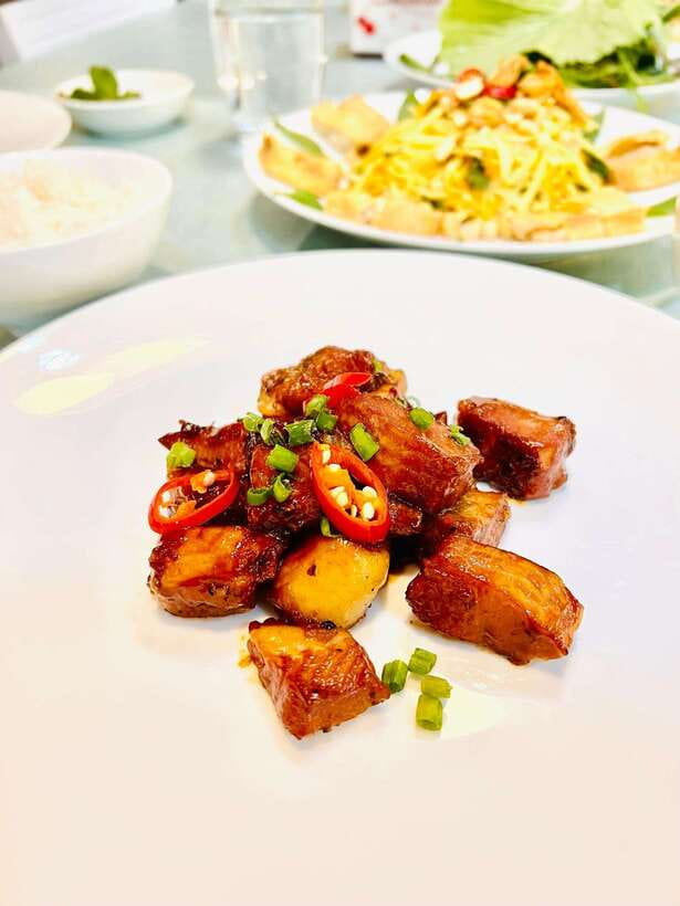 Top Home Cooking Class with Stunning River View AC Kitchen - A river-view kitchen above District 4