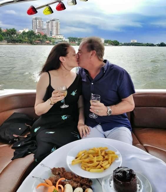 VIP Tour Enjoy Romantic Sunset by Speed Boat Free Cocktail - Who should choose this sunset cruise?